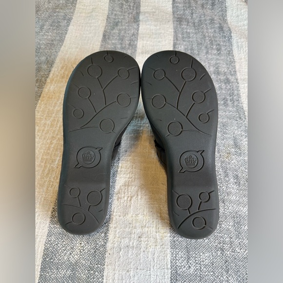 BORN Talquin SZ 9M Black Leather Mules Clogs Whipstitch Strap Buckle Detail - Picture 7 of 8